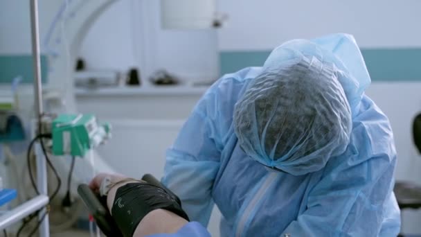 Krankenschwester Schutzanzug Der Hand Des Patienten Medizinisches Personal Führt Vor — Stockvideo