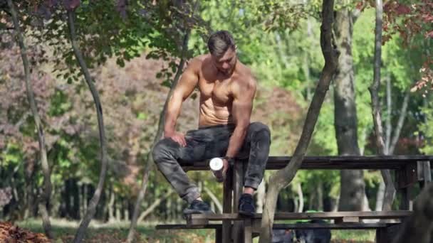 Sportsman Entraîner Les Muscles Épaule Dans Nature Athlète Musclé Assis — Video
