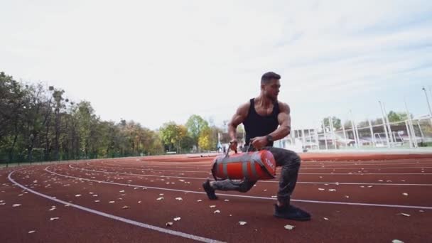 Δυνατός Αθλητής Που Γυμνάζεται Στο Στάδιο Όμορφος Μυώδης Bodybuilder Κάνει — Αρχείο Βίντεο