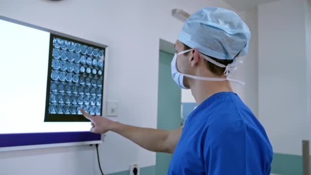 Chirurg Medisch Uniform Met Masker Kijkend Naar Röntgenfoto Arts Analyseert — Stockvideo