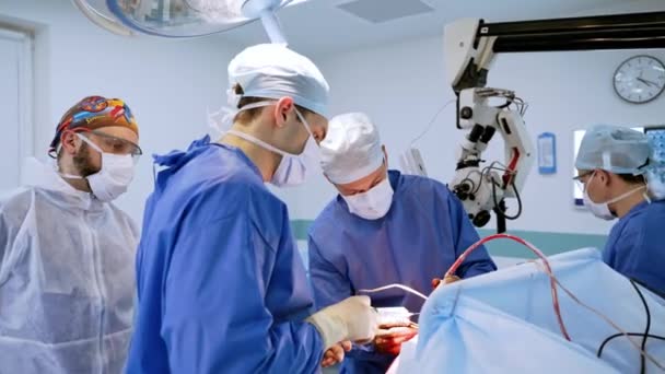 Группа Профессиональных Хирургов Оперирует Пациента Медицинские Работники Защитной Форме Масках — стоковое видео