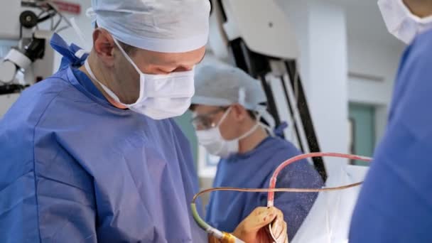 Хирурги Масках Работают Операционной Команда Профессиональных Врачей Синей Форме Использованием — стоковое видео