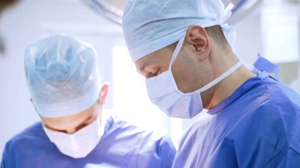 Ameliyathanede Maskeli Cerrahların Yüzleri Tıbbi Koruma Üniforması Giyen Doktorlar Ameliyat — Stok video