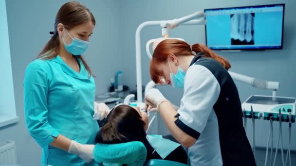 Tandingrepp Stomatologiskåpet Patienten Sitter Tandstolen Medan Professionell Tandläkare Och Sjuksköterska — Stockvideo