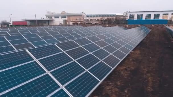 フィールド上の現代の晴れた電池 ソーラーファームの青い太陽光発電パネル 太陽からの緑の代替エネルギー — ストック動画