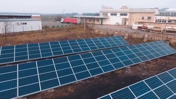 Modré Solární Panely Pozadí Továrny Při Západu Slunce Inovativní Zdroj — Stock video