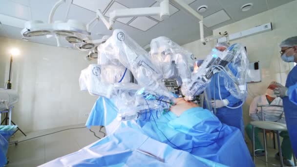 Médicos Que Usam Robô Cirúrgico Hospital Cirurgia Minimamente Invasiva Com — Vídeo de Stock