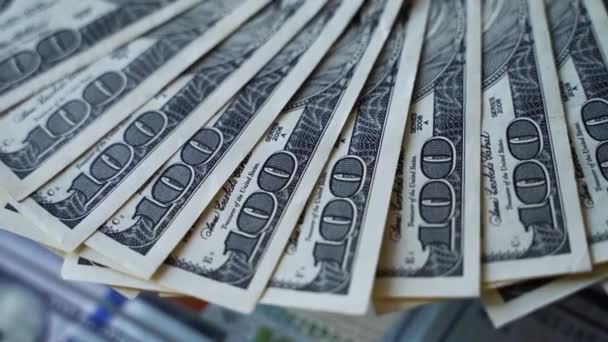 Seratus Dolar Tagihan Berputar Atas Meja Latar Belakang Uang Amerika — Stok Video