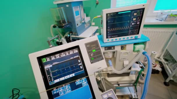 Novos Equipamentos Hospitalares Unidade Terapia Intensiva Monitor Médico Uti Mostrando — Vídeo de Stock