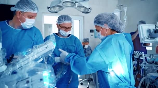 Chirurghi Uniforme Medica Maschera Utilizzano Dispositivo Robotico Medici Preparano Attrezzature — Video Stock