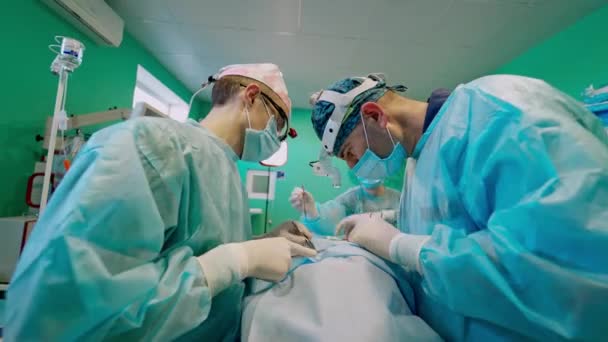 Los Médicos Dan Reanimación Paciente Sala Emergencias Cirujanos Con Máscaras — Vídeo de stock