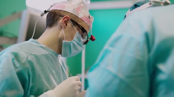 Профессиональные Врачи Маске Операционной Хирурги Спасают Жизнь Пациенту Специалист Мужчина — стоковое видео