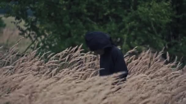 Dışarısı Korkunç Yüzlü Korkunç Bir Figür Siyah Pelerinli Hayalet Buğday — Stok video