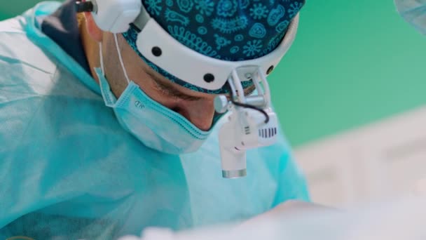 Retrato Cirurgião Trabalhar Clínica Rosto Médico Máscara Lupa Cabeça Durante — Vídeo de Stock
