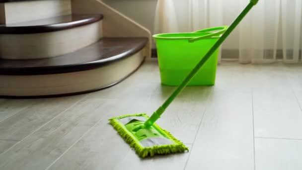 Oturma Odasının Yerlerini Temizliyorum Mikrofiber Paspas Odadaki Yeşil Kovanın Yanındaki — Stok video