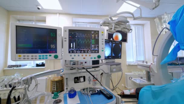 复活中的现代医疗设备 新技术显示病人在重症监护病房的情况 诊所的监测和人工通气 — 图库视频影像