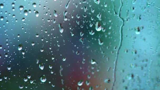 Färska Transparenta Droppar Glas Naturlig Bakgrund Med Regndroppar Fönstret Regniga — Stockvideo