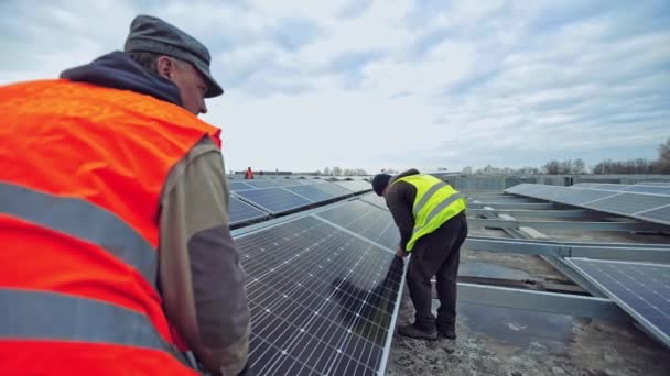 Pracovníci Připojují Fotovoltaický Panel Výstavba Inovační Solární Farmy Rovné Střeše — Stock video