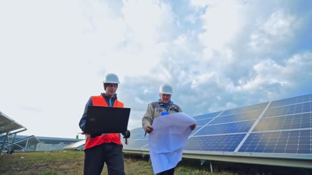 Lavoratori Berretto Duro Nella Fattoria Solare Gli Ingegneri Parlano Installazione — Video Stock