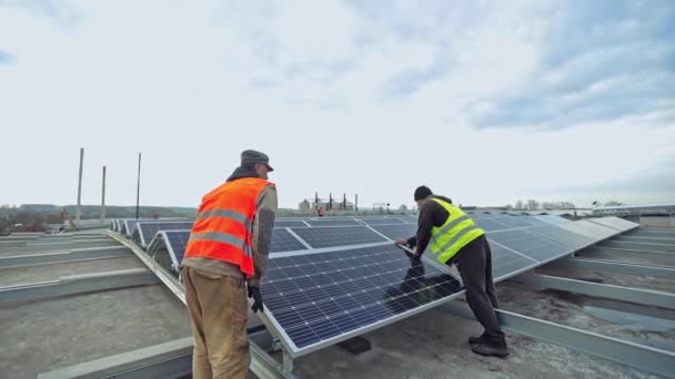 Instalação Fazenda Solar Modernizada Dois Trabalhadores Uniforme Instalando Painéis Fotovoltaicos — Vídeo de Stock