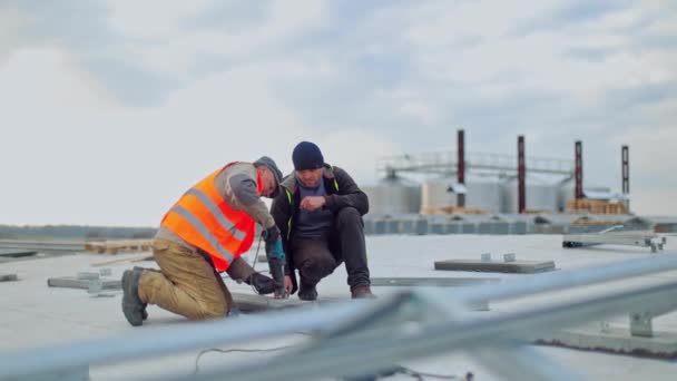 Güneş Çiftliğinde Matkap Kullanan Güneş Teknisyenleri Binanın Çatısına Güneş Enerjisini — Stok video