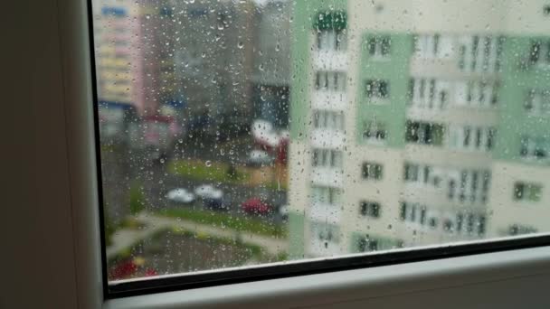 Regn Droppar Fönsterglas Visning Stadsbilden Droppar Regn Fönsterruta Med Byggnader — Stockvideo