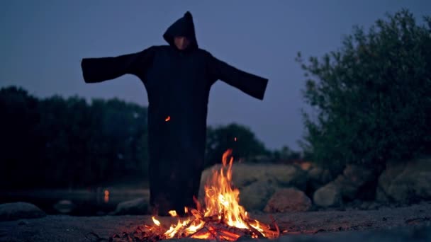 Spookachtige Avond Natuur Donkere Nachtmerrie Bij Vlam Van Het Vuur — Stockvideo