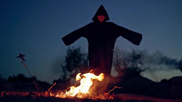 Korkunç Cadı Gece Ateşin Yanında Duruyor Pelerinli Siyah Bir Figür — Stok video