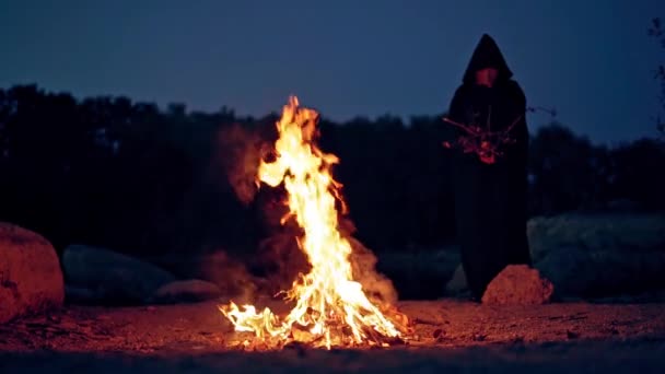 Hexe Schwarzem Gewand Beim Ritual Lagerfeuer Lebhaftes Feuer Und Zauberer — Stockvideo
