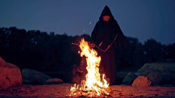 Heks Maakt Eng Ritueel Het Vuur Mysterieuze Tovenaar Zwarte Mantel — Stockvideo