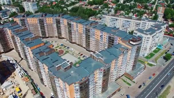 Bezahlbare Mehrfamilienhäuser Der Stadt Hohe Wolkenkratzer Mit Bunten Fassaden Mit — Stockvideo