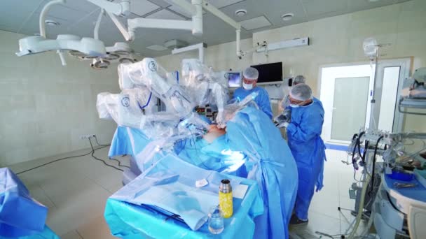 Procedimento Médico Sala Cirurgia Contemporânea Equipamentos Robóticos Grupo Cirurgiões Durante — Vídeo de Stock