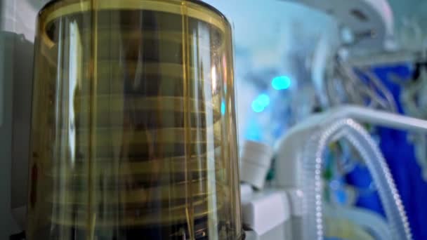 医療機器の研究 手術室内の患者のモニターの麻酔機の換気器 クリニックでぼやけたバックグラウンドのクローズアップ — ストック動画
