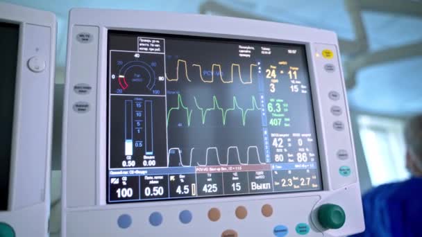 モニターは 手術室で患者の重要な徴候を表示します 集中治療ユニットで患者の状態を示す最新の医療機器 — ストック動画