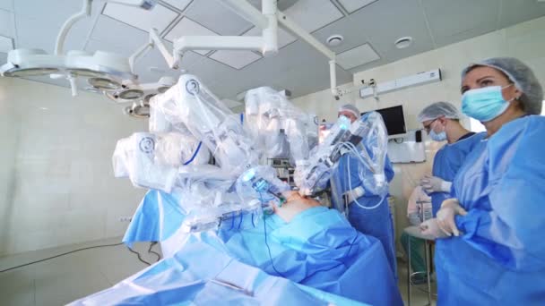 Dispositivo Robotico Futuristico Eseguire Operazione Gruppo Chirurghi Uniforme Medica Controllare — Video Stock