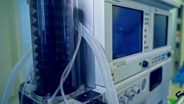 Gépi Lélegeztető Figyelők Műtőben Korszerű Orvosi Berendezések Műtétje Közben Közelkép — Stock videók