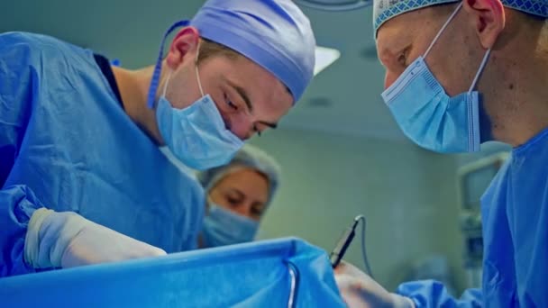 Trabajo Equipo Cirujanos Unidad Cuidados Intensivos Rostros Médicos Auxiliares Máscaras — Vídeo de stock