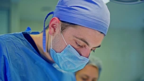 Portrét Lékaře Masce Při Operaci Tvář Profesionálního Chirurga Jednotce Intenzivní — Stock video