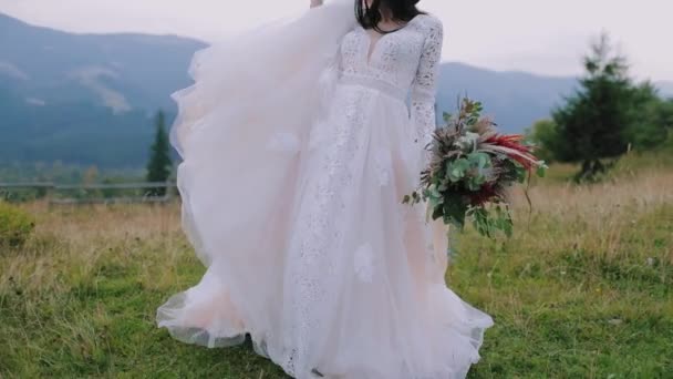 Прекрасна Наречена Відкритому Повітрі Красива Дівчина Чудовій Весільній Сукні Капелюсі — стокове відео