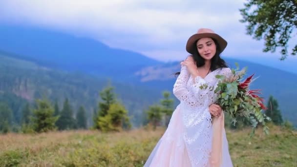 Sexy Bride Wedding Dress Mountains Smiling Young Girl Hat White — Stock Video