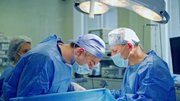 Médicos Realizam Uma Operação Com Instrumentos Cirúrgicos Trabalhadores Médicos Uniforme — Vídeo de Stock