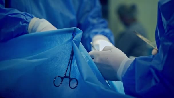 専門家による外科手術 手術中に手術器具で作業する白い無菌手袋の医師の手 クローズアップ — ストック動画