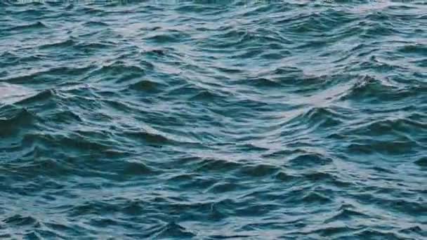 嵐の中で素晴らしい水の背景 波が海の水に揺れる 波と海の美しい青い水 スローモーション — ストック動画