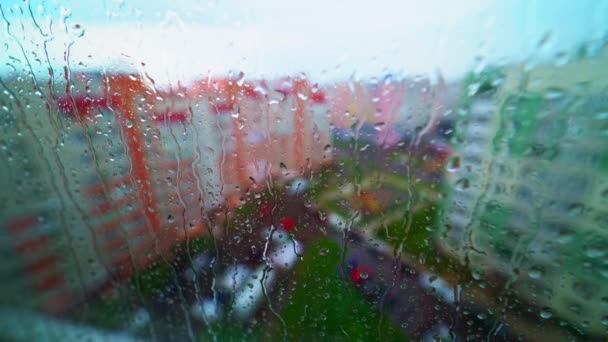 Hujan Lebat Luar Melihat Dari Dalam Melalui Jendela Basah Gedung — Stok Video