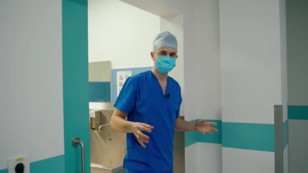 外科医生来到医院的手术室 现代手术室手术前身穿蓝色工作服戴口罩的专业医生 — 图库视频影像