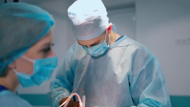 Portret Lekarza Podczas Operacji Profesjonalny Chirurg Mundurze Medycznym Wykonujący Operację — Wideo stockowe