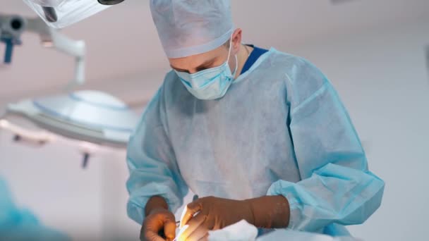 Udany Lekarz Kończący Operację Profesjonalny Chirurg Mundurze Medycznym Masce Wykonujący — Wideo stockowe