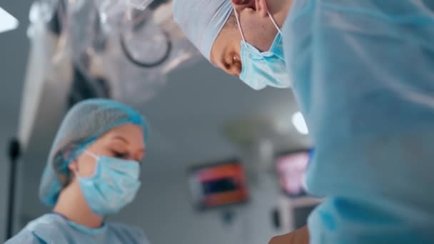Procedimiento Quirúrgico Por Trabajadores Médicos Clínica Cirujano Cosiendo Con Hilo — Vídeo de stock