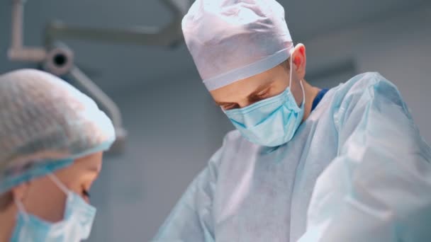 Lekarz Mundurze Medycznym Sali Operacyjnej Profesjonalny Chirurg Masce Medycznej Wykonujący — Wideo stockowe