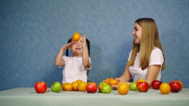 Frisches Bio Obst Auf Dem Tisch Kleines Mädchen Zusammen Mit — Stockvideo